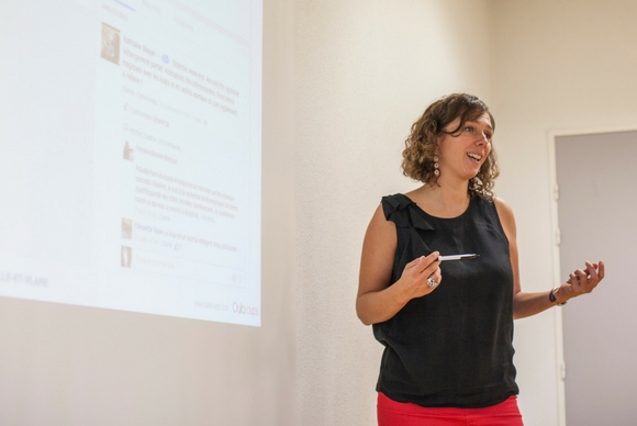 Virginie Strauss animant un webcafé pour les commerçants