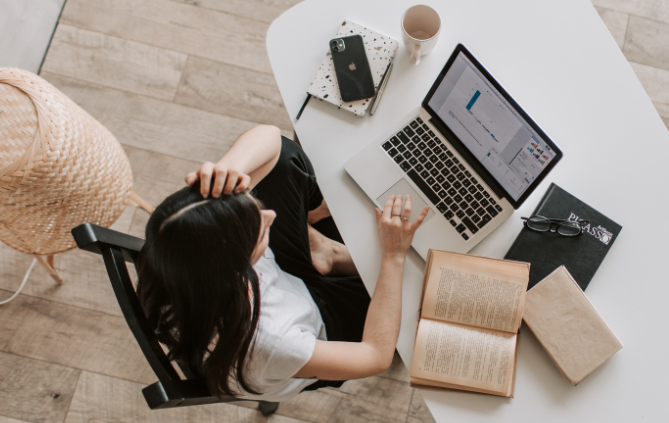 Stratégie SEO commune à Instagram et LinkedIn pour gagner en visibilité.